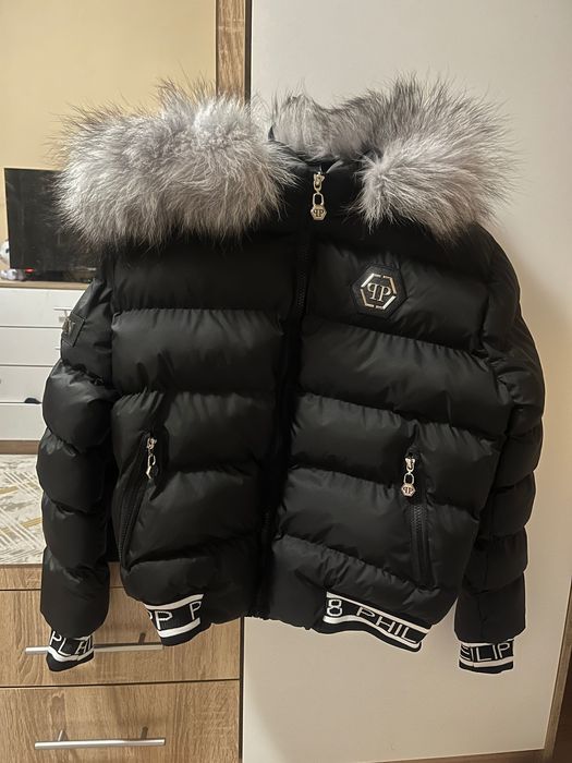 Чисто ново яке с естествен пух на качулката