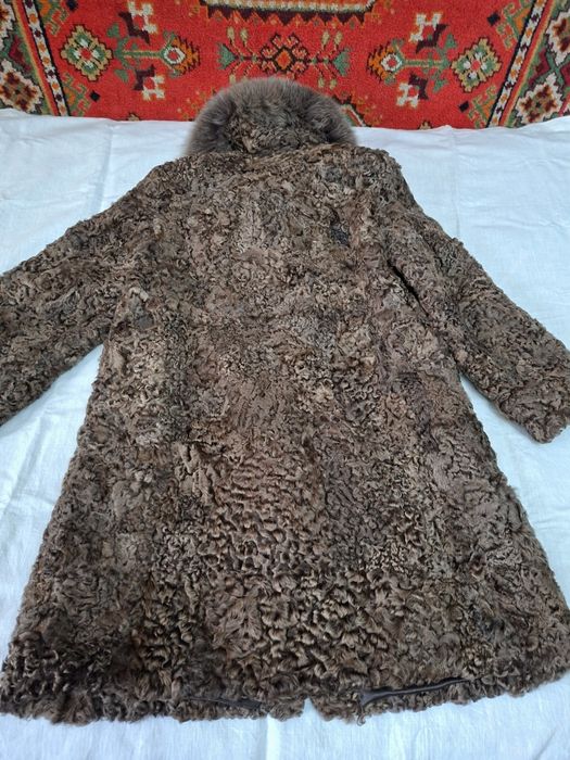 Продается шуба из натурального каракуля