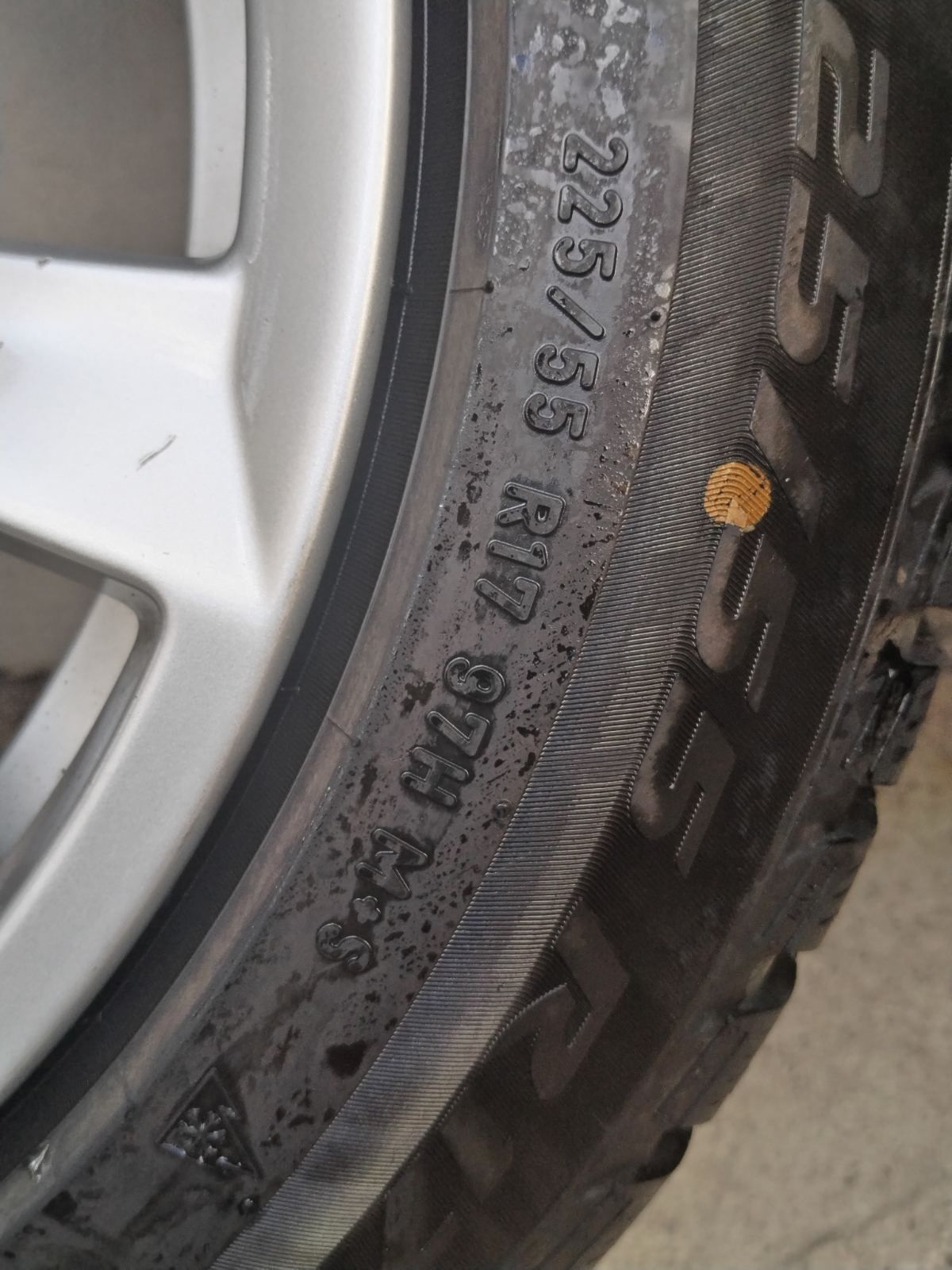 Зимни гуми Pirelli 225 / 55 R17 DOT 4020