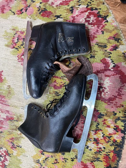 Срочно продам фигурные коньки