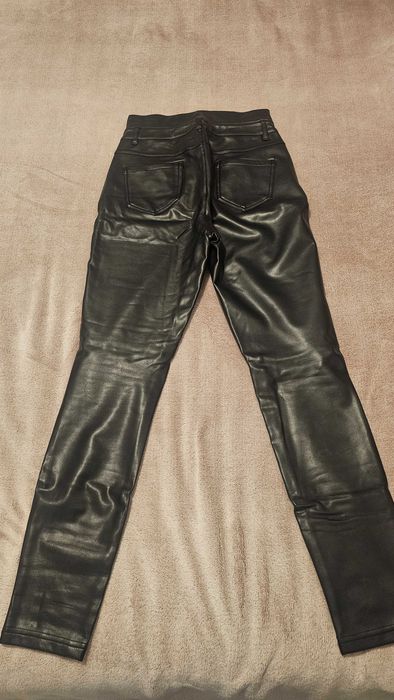 Pantaloni negri piele