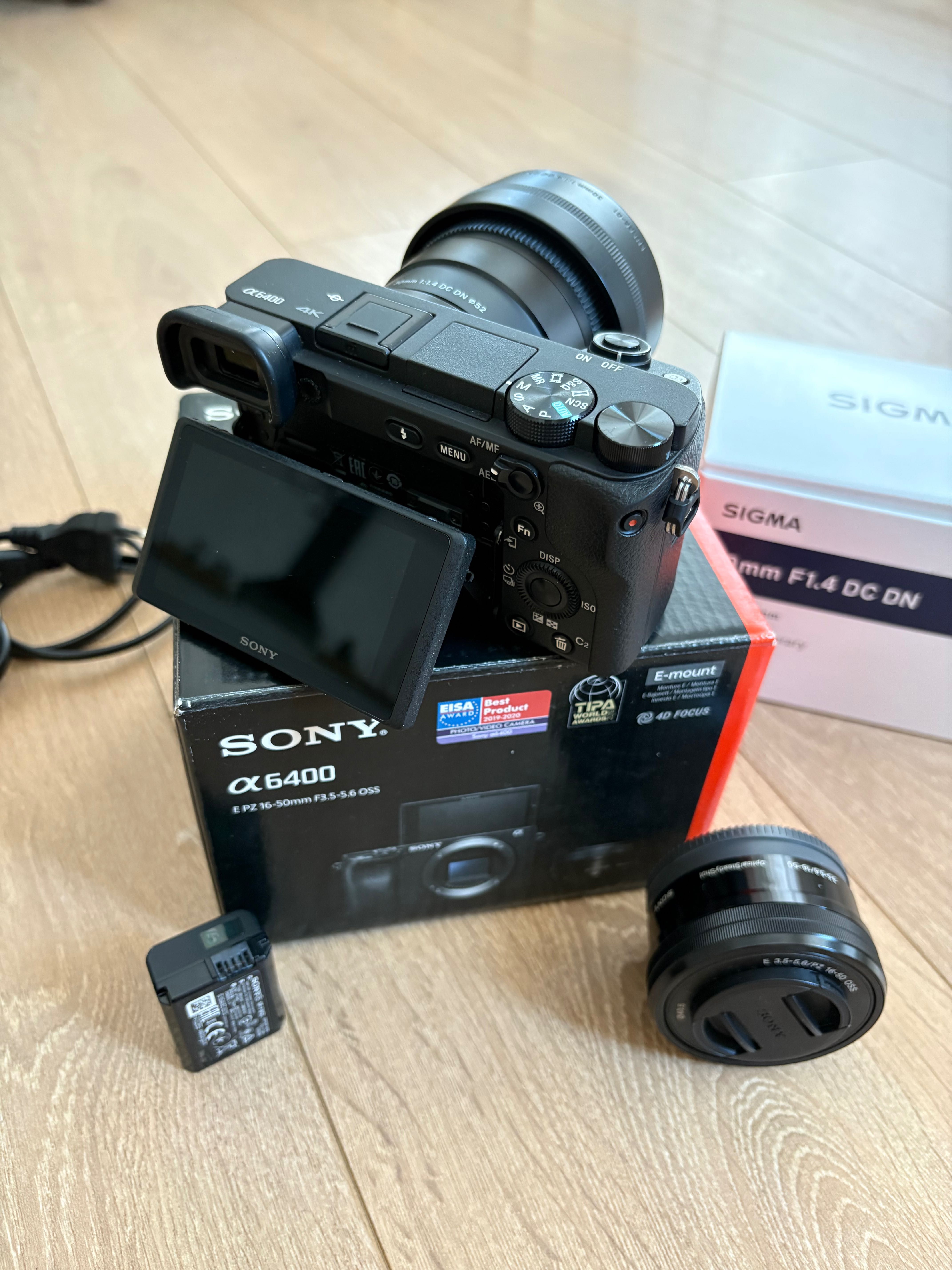 Aparat foto mirrorless Sony A6400 + 16-50 mm + Sigma 30 mm F1.4