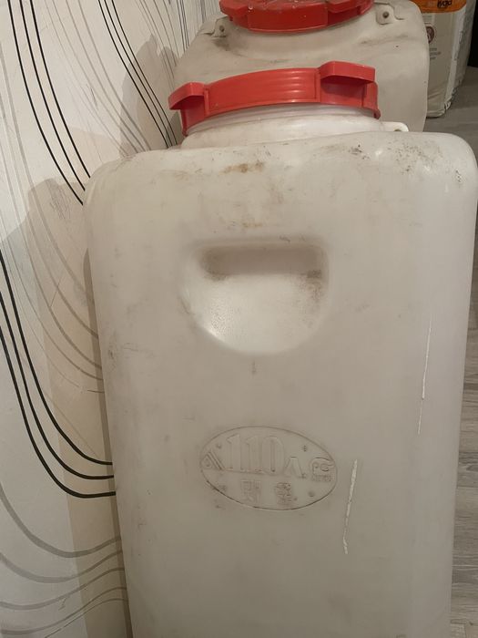 110-литровый емкость для воды.