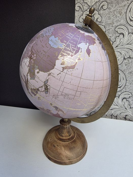 Декоративни лъв и глобус