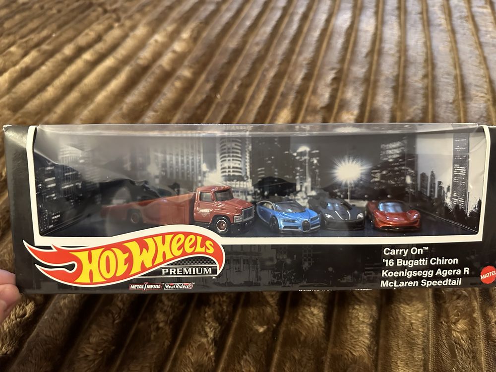 Vând set Hotwheels Premium