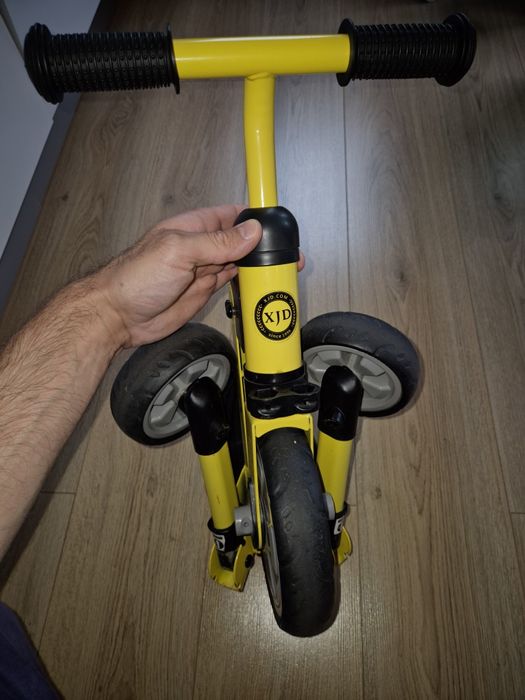 Tricicletă XJD pentru intervalul de vârstă 1-3 ani.