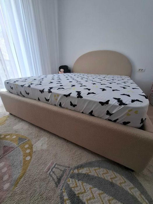 Vând pat 160×200 ,somiera rabatabilă și saltea inclusă