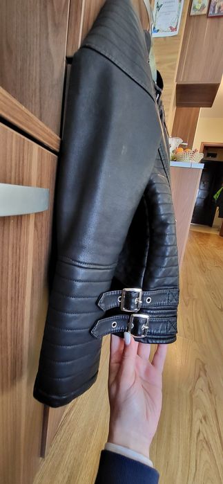 кожено яке момче