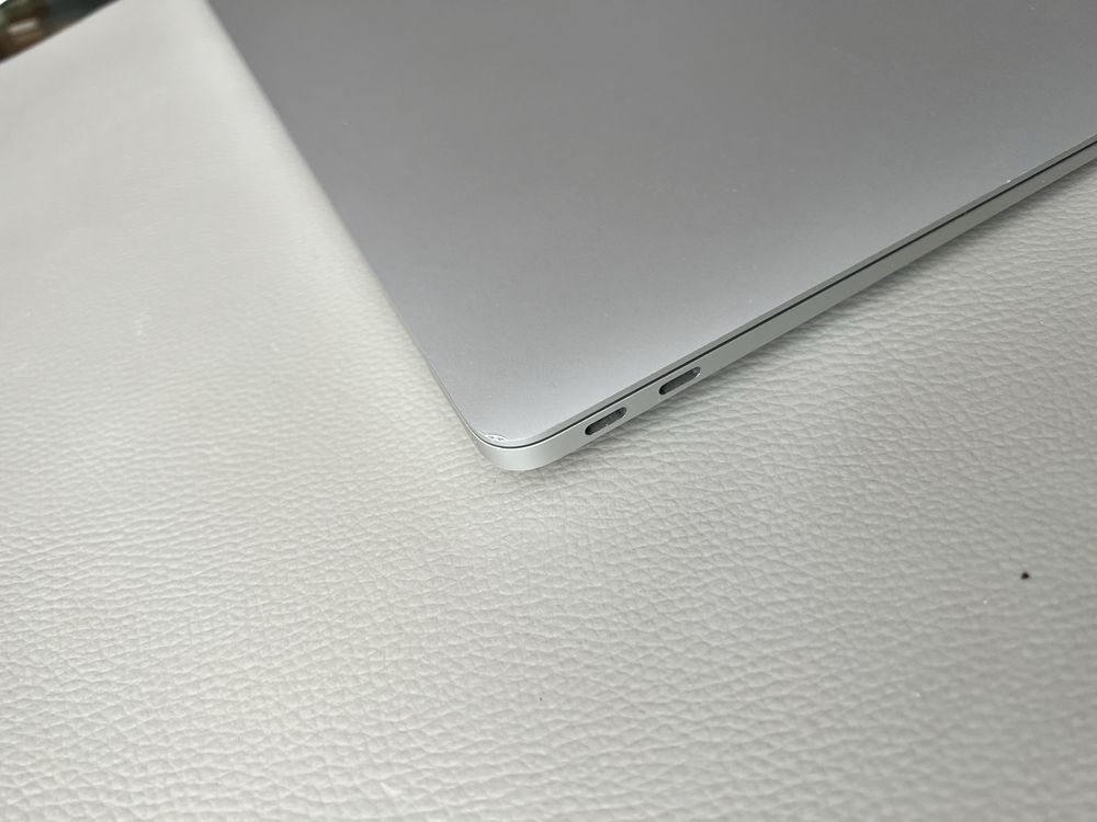 Apple macbook air M1 8/256 страхотен -1299