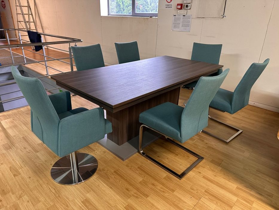 Vand masa extensibila cu scaune incluse