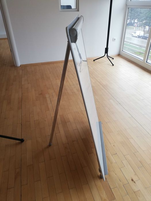 Бяла магнитна дъска с флипчарт