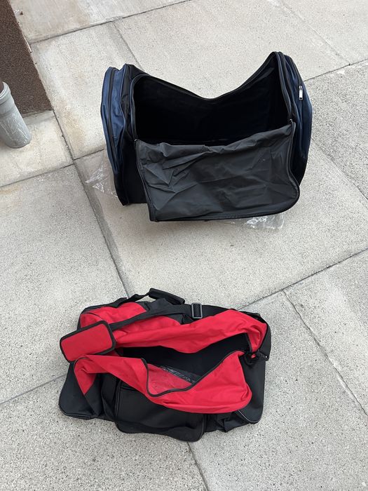 Vand 2 genti noi 75 lei amandoua