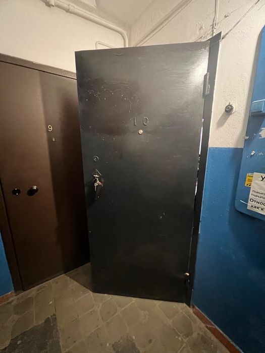 Продам входную железную дверь