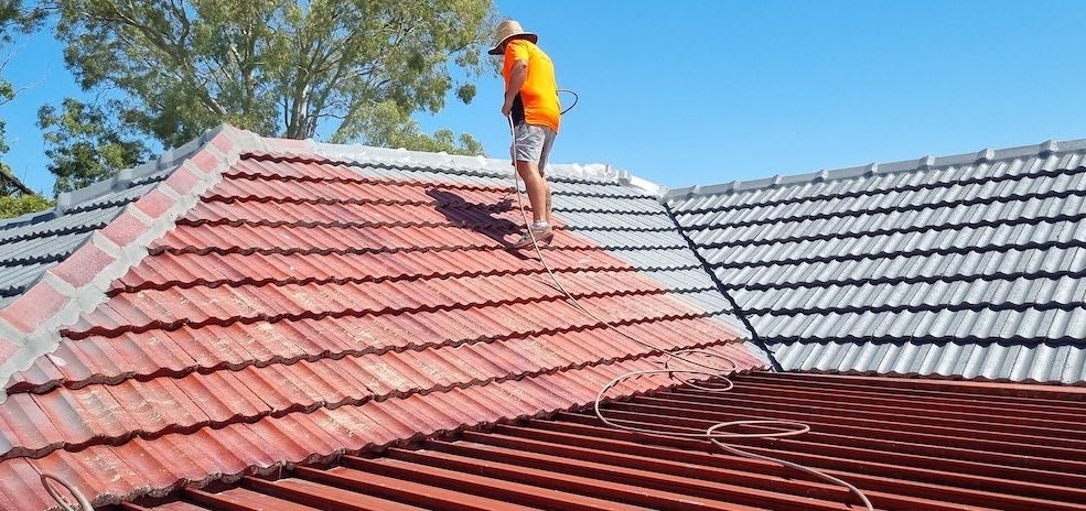 Боядисване на покриви, веранди фасади и всички видове вътрешни бои.