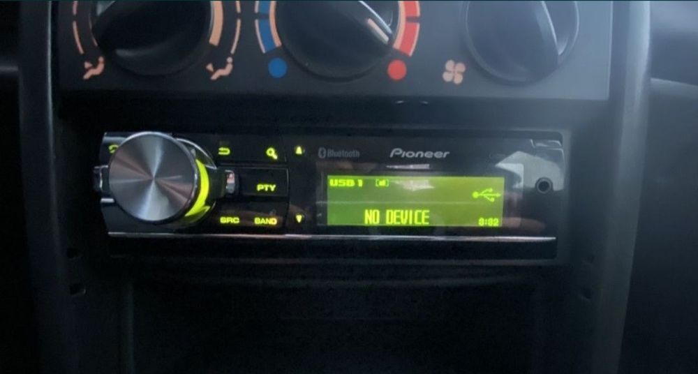 Продам магнитофон Pioneer- DEH-8400 BT в хорошем состояние, все работа