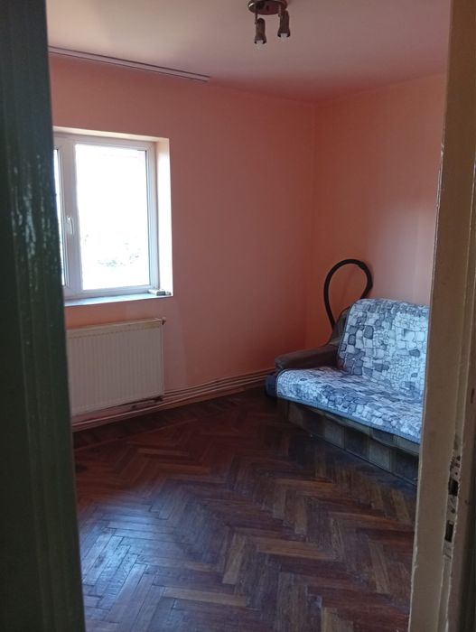 Apartment cu 2 camere,decomandat la vile Savinești cu boxa si gradina.