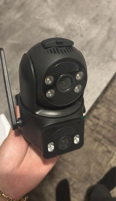 Camera de supraveghere cu panou solar