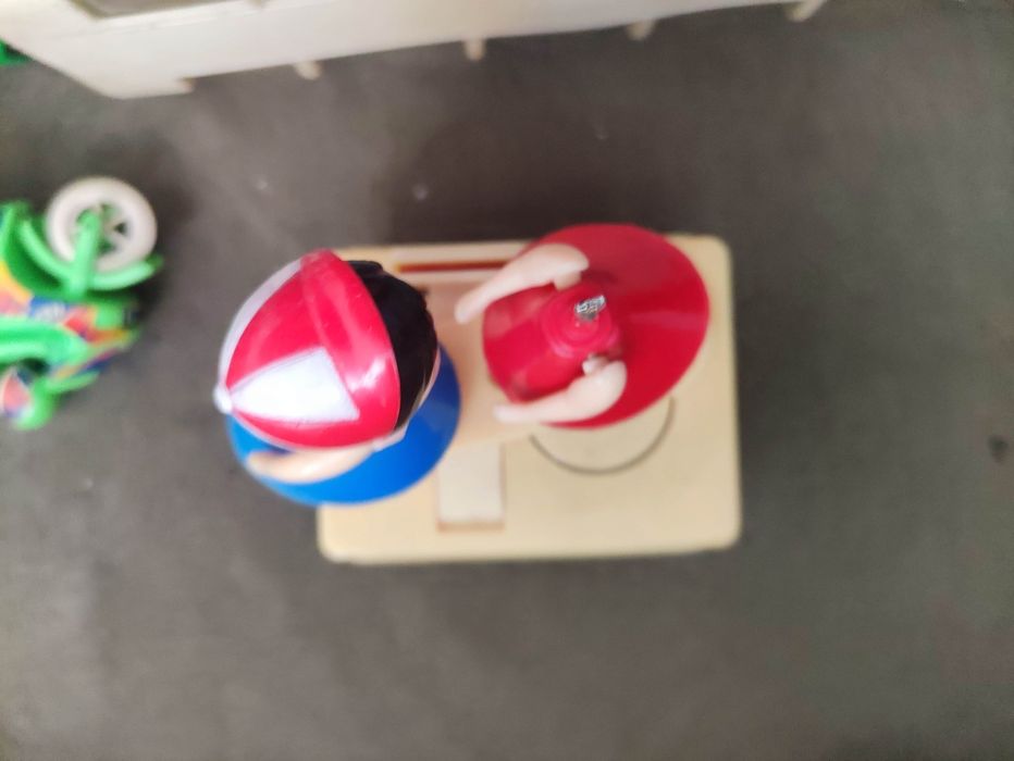 Продавам две порцеланови кукли