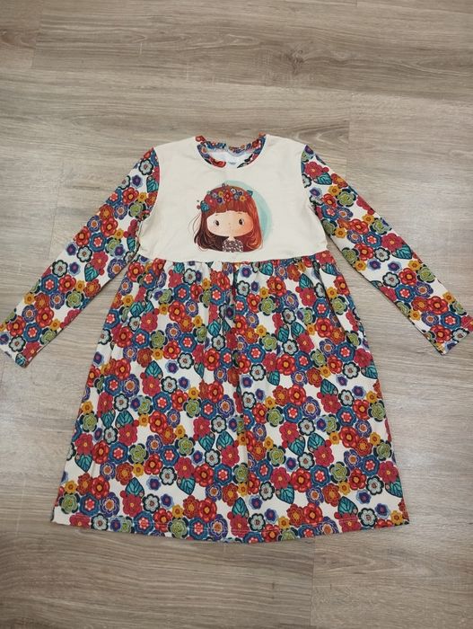 Продавам детска рокля която е шита по поръчка