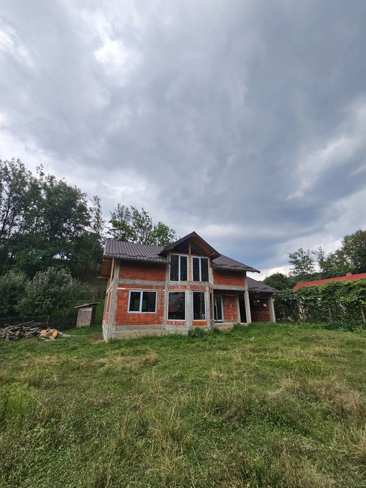 Casa nouă la roșu, 231mp, teren 1067mp, garaj