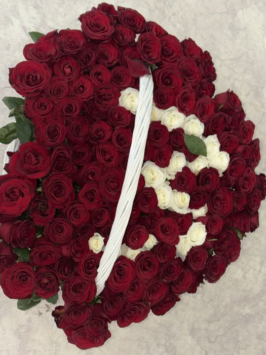 Продам букет красные розы с буквой М