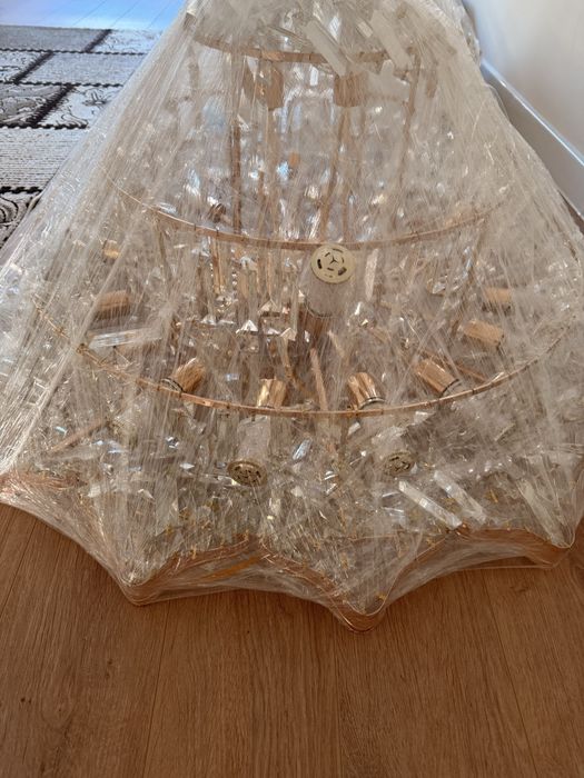 Продается новая люстра