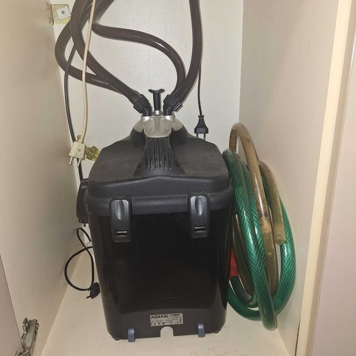 Продавам празен аквариум БЕЗ ТЕЧОВЕ  в перфектно състояние