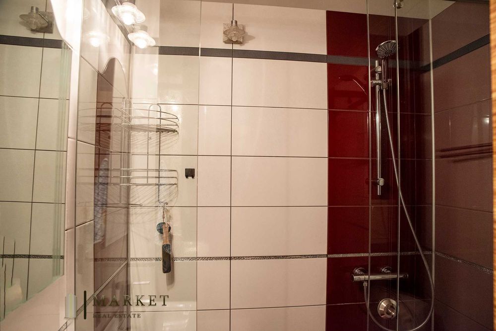 Продава се Тристаен апартамент в Пловдив, Младежки Хълм - 100 кв.м за 1999 €/кв.м - Снимка #12