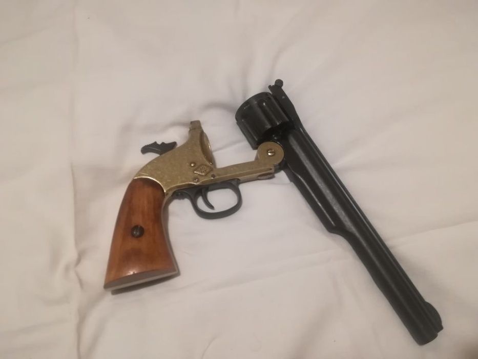 Огромен револвер, армейски пистолет Smith&Wesson. Реплика за ценители