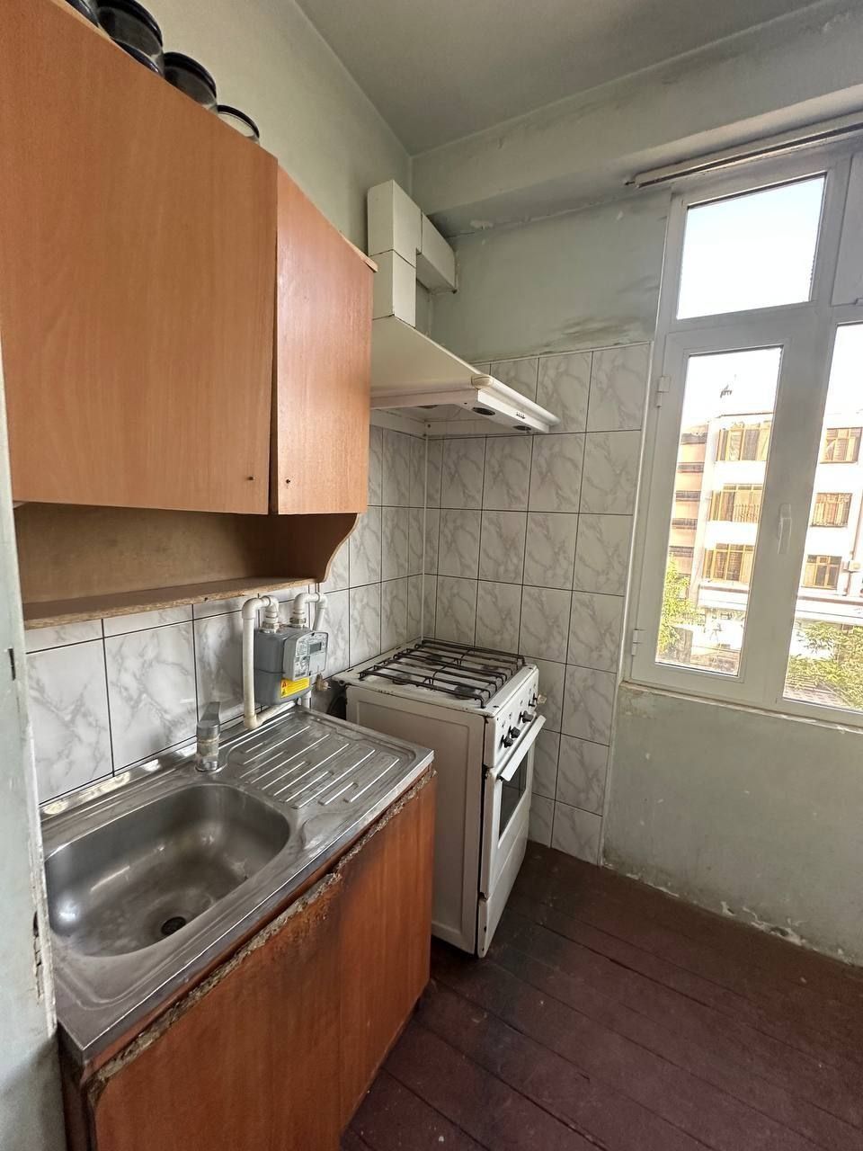 2-xonali 3-qavatda 62m² kvartira sotiladi.
4-qavatli panelniy dom.
6-m