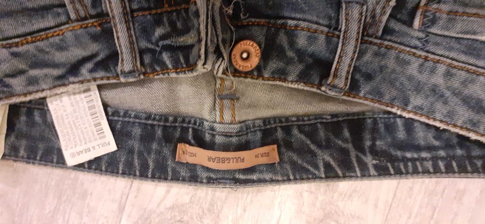 Blugi pana la genunchi mas XS, Pull&Bear+ pantaloni scurti