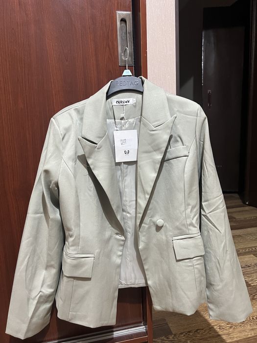 Светло-зеленый пиджак