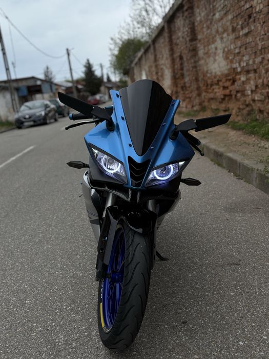 yamaha yzf r125 .