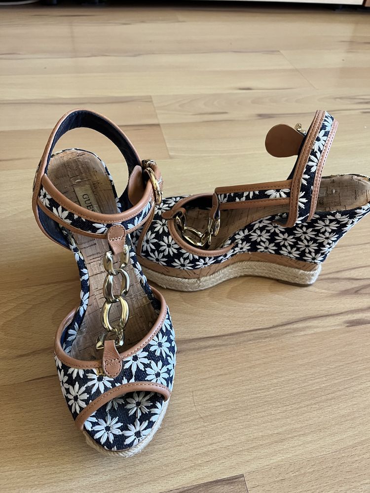 Сандали GUESS на платформа