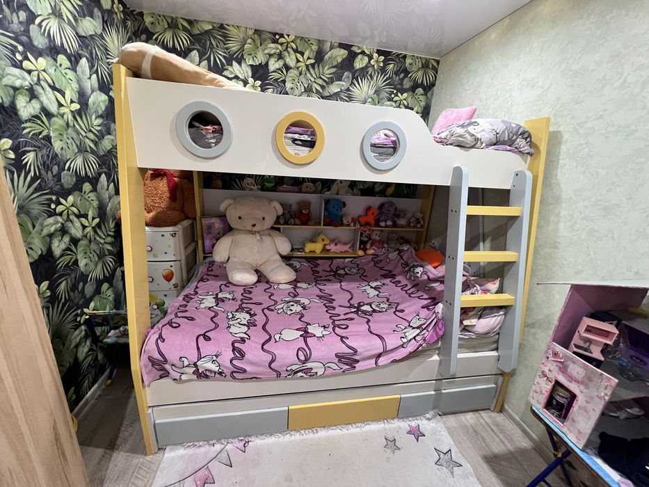 Трехярусная кровать