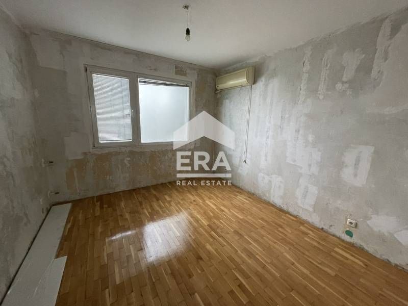 Двустаен апартамент за продажба, с отделна кухня, в кв. Младост 2, Вар