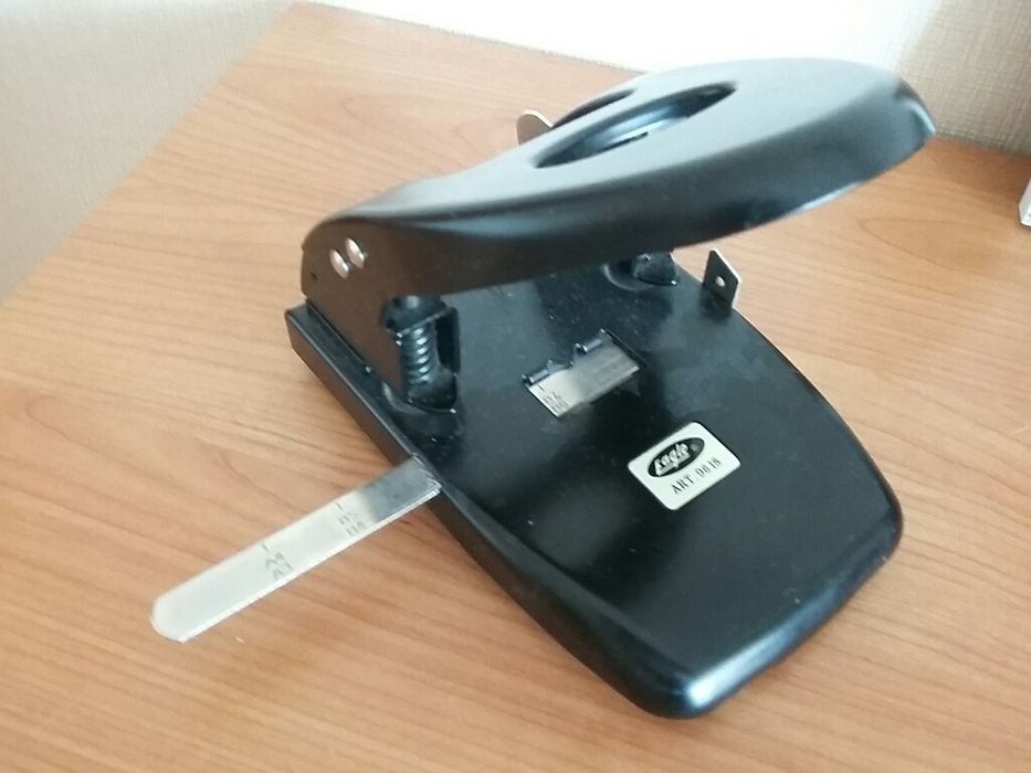 дырокол фирмы eagle на 48 листов, оригинал.