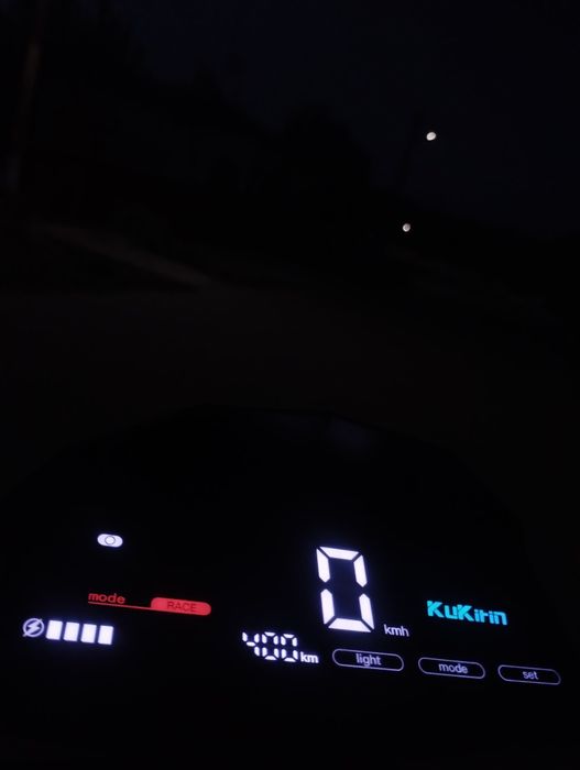 Vand trotineta kukirin g2, necesita o roata pe spate ea are 822 de km,