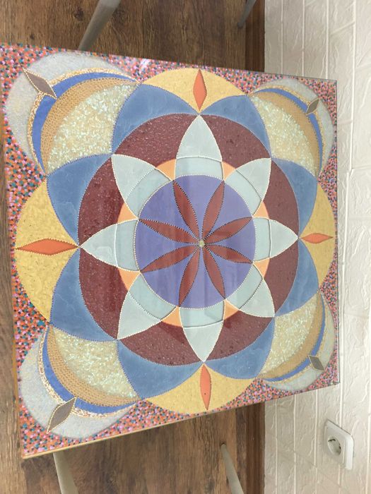 Продавам маса с ръчно рисувано стъкло