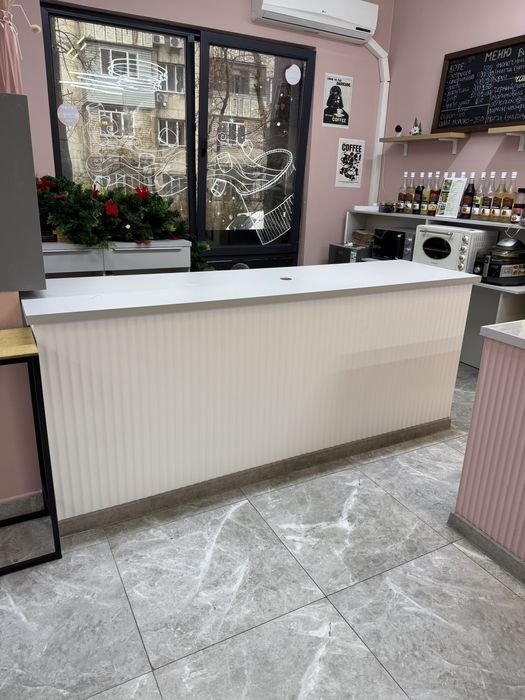 Стол-рабочая зона для кофейни