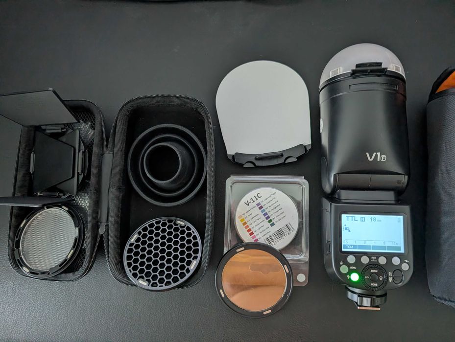 Светкавица Godox V1f (Fuji) в комплект с аксесоарите и цветните гелове