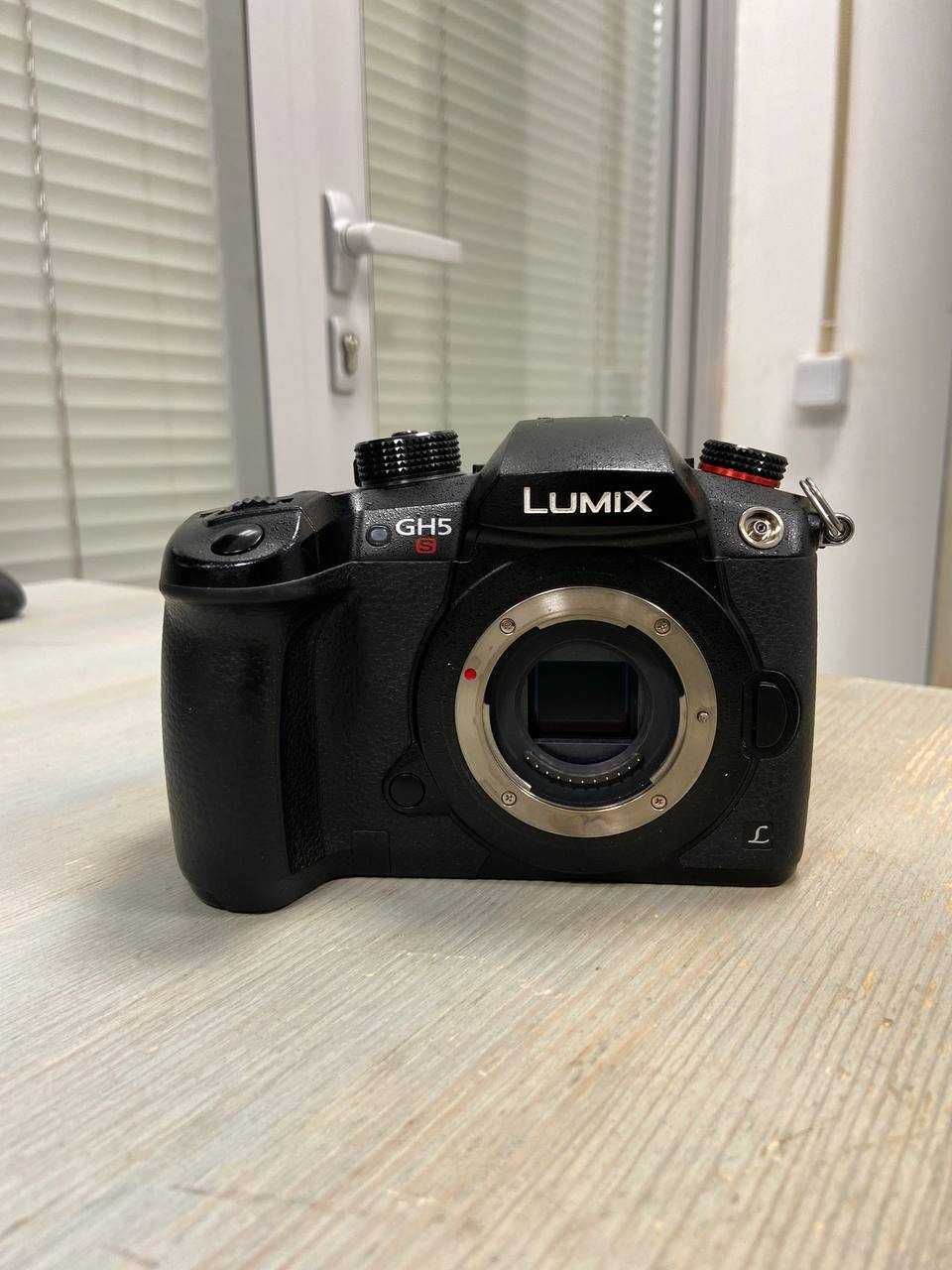 Фотоаппарат Panasonic Lumix DC-GH5S Body.