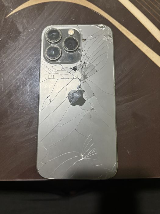 iPhone 13 pro със счупен гръб