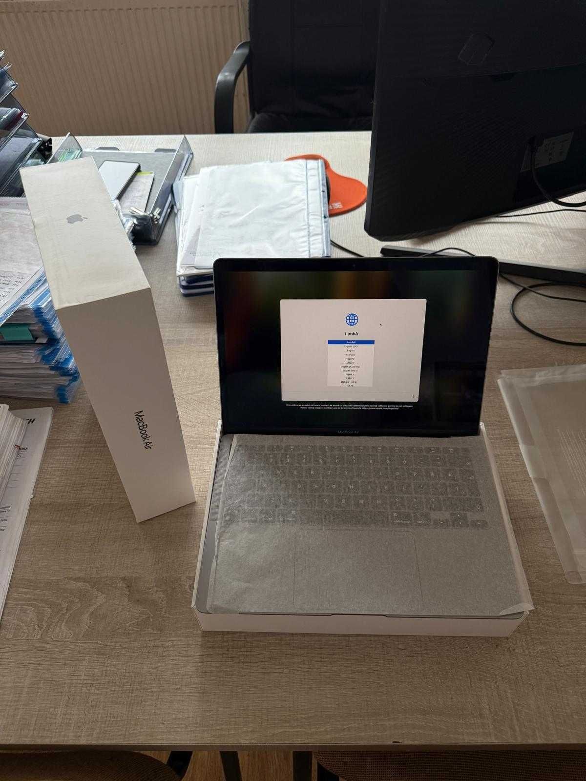 Laptop Apple MacBook Air 13-inch, True Tone, procesor Apple M1