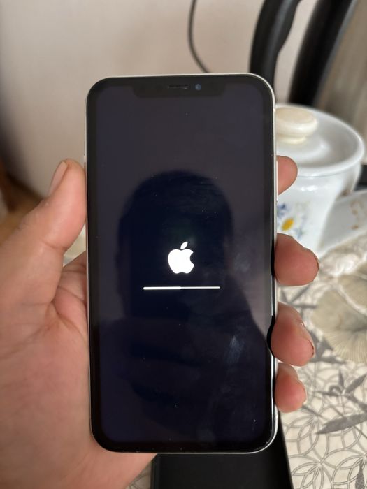 Продам айфон в среднем состояний