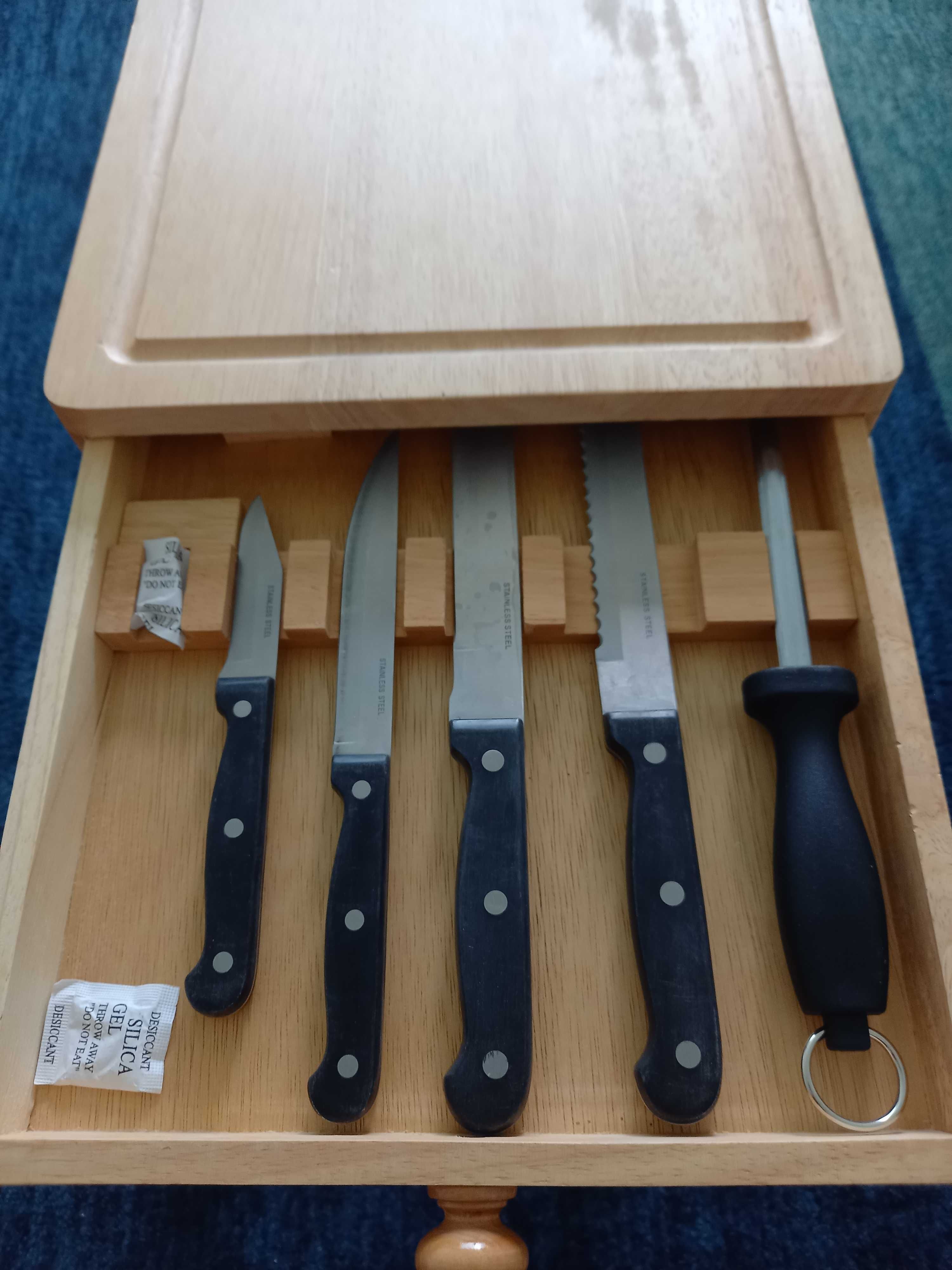Комплект ножове в чекмедже и дъска за рязане