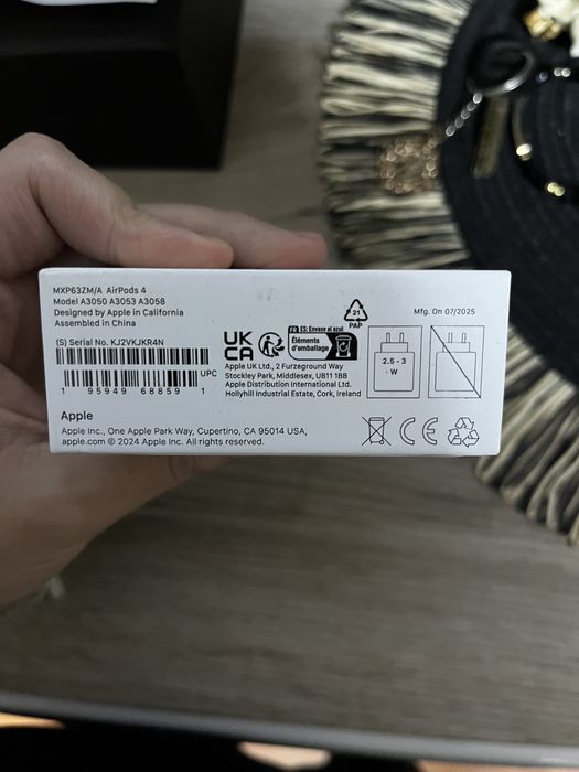 Apple AirPods 4 + Husă Techsuit Silicon Verde Salvie (nou)