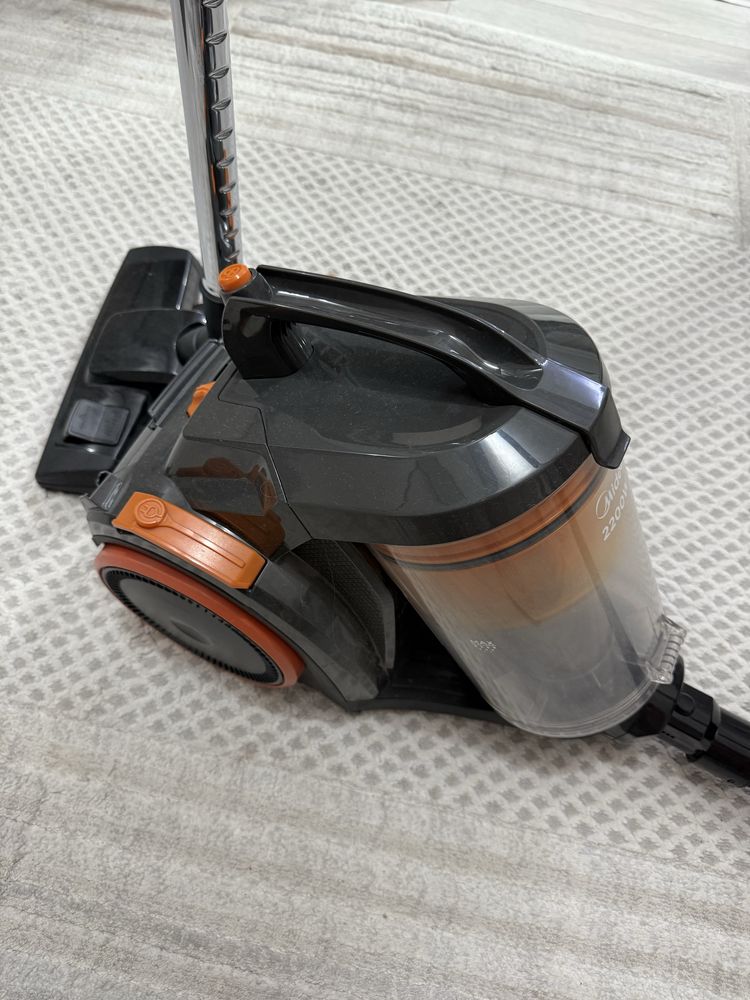 Продам пылесос Midea 2200W