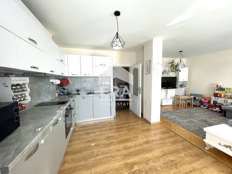 Тристаен обзаведен апартамент, център