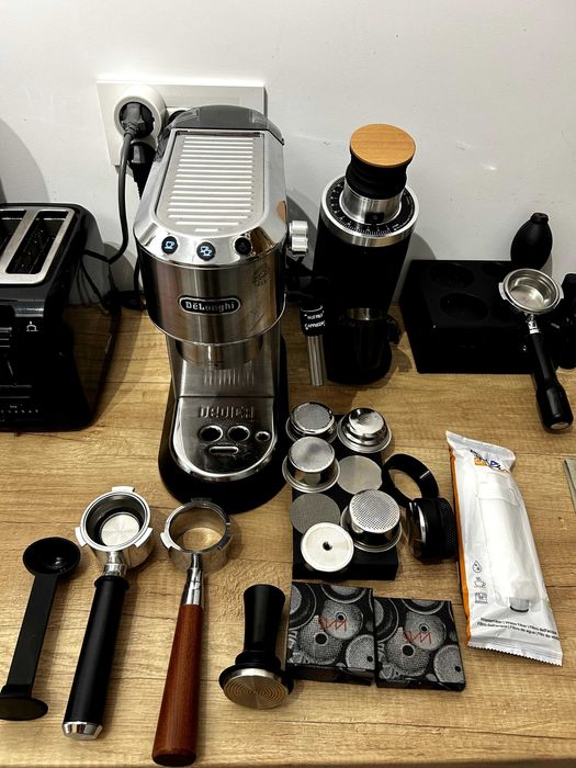 Espressor Delonghi Dedica EC685 in GARANTIE si accesorii profesionale